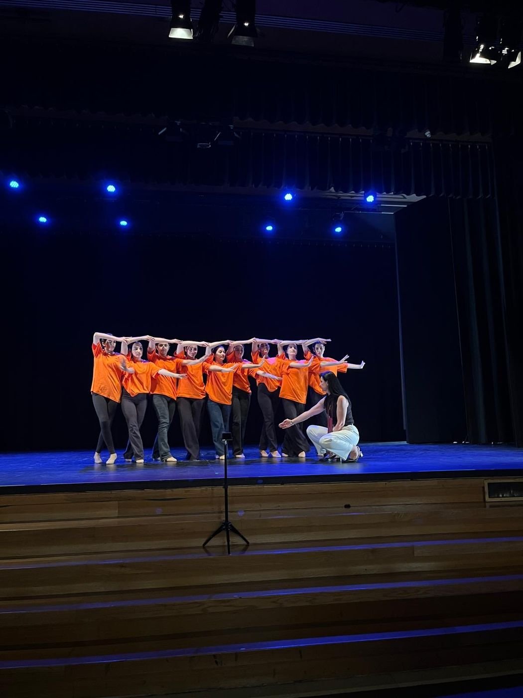 Dans in oranje kostuums