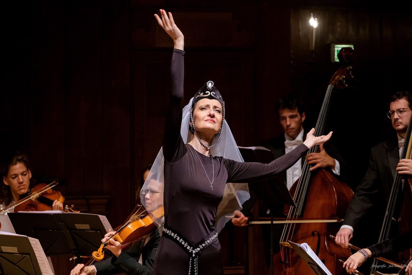 Lusik met orkest tijdens een voorstelling