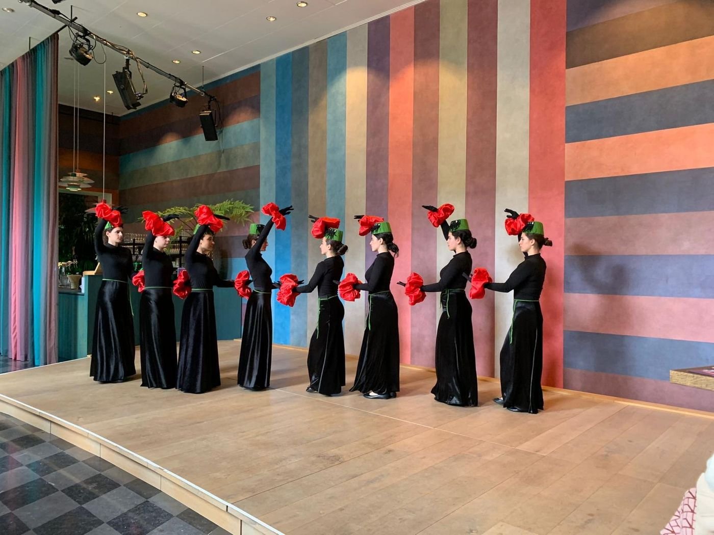 Optreden voor een kleurrijk decor